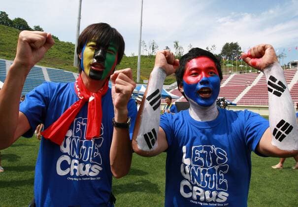 PYEONGCHANG, July 6, 2011 -- South Korean college students shout slogans in a rally to wish for the Pyeongchang s bid to host the 2018 Winter Olympic in Pyeongchang, South Korea, on July 6, 2011. South Korea s Pyeongchang is bidding to host the Winter Olympics Games for the third time in a row Wednesday during the International Olympic Committee 123rd session in Durban.  Wahl Entscheidung Abstimmung Vergabe Gesichtsbemalung, bemalt, Landesfarben,
