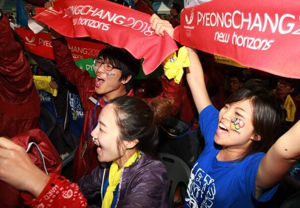 South Koreans cheer and applause as Pyeongchang becomes the host of the 2018 Winter Olympic Games at Alpensia Ski-Jumping stadium in Pyeongchang, Gangwon-do province South Korea on July 6, 2011.  Wahl Entscheidung Abstimmung Vergabe Plakat Objekte