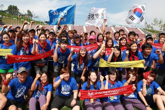 PYEONGCHANG, July 6, 2011 -- South Korean college students shout slogans in a rally to wish for the Pyeongchang s bid to host the 2018 Winter Olympic in Pyeongchang, South Korea, on July 6, 2011. South Korea s Pyeongchang is bidding to host the Winter Olympics Games for the third time in a row Wednesday during the International Olympic Committee 123rd session in Durban.  Wahl Entscheidung Abstimmung Vergabe Totale