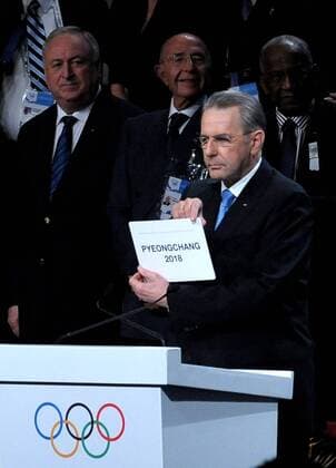 DURBAN, July 6, 2011 -- International Olympic Committee (IOC) President Jacques Rogge (front R) holds up the card naming Pyeongchang as the host of the 2018 Winter Olympics during the 123rd IOC session in Durban, South Africa July 6, 2011.  Wahl Entscheidung Abstimmung Vergabe Sieg
