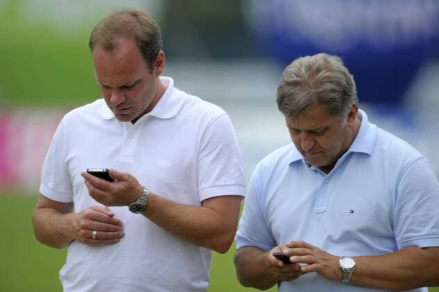 07.07.2011, Fußball 1.Bundesliga, Trainingslager FC Bayern München in Arco (Trentino, Gardasee), Sportdirektor Christian Nerlinger (li, München) und Pressesprecher Markus Hörwick (München) schauen gebannt auf ihre Handys.