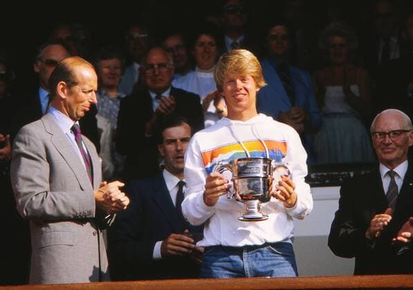 Tennis - Stefan Edberg (Sweden) Winner of the Boys singles final 1983 receives his trophy on centre court from RHR The duke of Kent, Herzog Edward George Nicholas (L) Wimbledon tennis Championships  o0 people Adel Pokal Trophäe Objekt Siegerehrung Sieg Jubel Freude o0 Aufnahmedatum geschätzt
