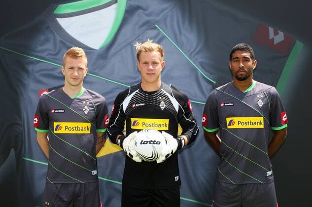 Fussball, Fototermin zur Bundesliga-Saison 2011 2012: Bor. Mönchengladbach: Die Spieler Marco Reus, Marc-Andre ter Stegen und Dante Bonfim (v.li.) im neuen Auswärts-Trikot.