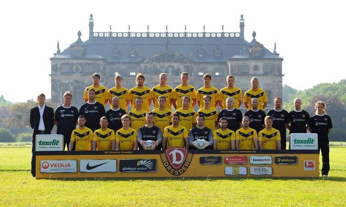 7. Juli 2011: Dresden, Portraittermin SG Dynamo Dresden: hintere Reihe von links nach rechts: Pavel Fort, Jens Möckel, Romain Bregerie, Toni Leistner, Marcel Franke, Martin Stoll, Sebastian Schuppan und Marvin Knoll; Mittlere Reihe von links nach rechts: Sportdirektor Steffen Menze, Cheftrainer Ralf Loose, Torwarttrainer Thomas Köhler, Co-Trainer Nico Däbritz, Lars Jungnickel, Maik Kegel, Robert Koch, David Solga, Mannschaftsarzt Dr. Tino Lorenz, Zeugwart Olaf Adler, Teammanager Rene Beuchel, Physiotherapeut Arndt Pröhl und Physiotherapeut Tobias Lange; Vordere Reihe von links nach rechts: Marcel Heller, Alexander Schnetzler, Florian Jungwirth, Dennis Eilhoff, Cristian Fiel, Benjamin Kirsten, Sascha Pfeffer, Filip Trojan und Gerrit Müller.