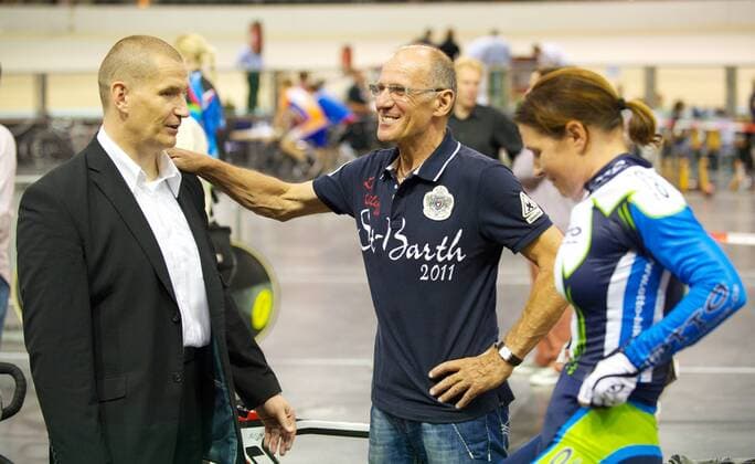 Radsport Berlin 07.07.2011 Deutsche Bahnradmeisterschaften 3000m Einerverfolgung Damen Claudia Pechstein (GER) startet und versucht sich im Bahnradsport, links ihr Freund Matthias Grosse in der Mitte ihr Trainer Werner Otto o0 Zweitkarriere Partner, Mann, Freund, Lebensgefährte Familie privat