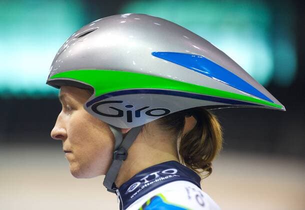 Radsport Berlin 07.07.2011 Deutsche Bahnradmeisterschaften 3000m Einerverfolgung Damen Claudia Pechstein (GER) startet und versucht sich im Bahnradsport o0 Zweitkarriere Equipment Objekte Helm
