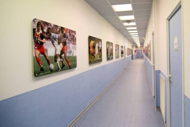 Fußball, Stadiongeschichte Olympique Marseille Erinnerungsfotos im Kabinengang im Stade Velodrome von Olympique Marseille -  o0 Katakomben Tunnel Gang Kabinengang Spielertunnel Bild Foto Erinnerungen