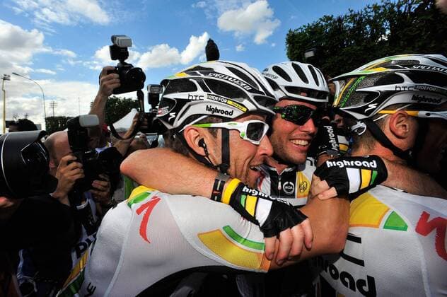 RADSPORT - Tour de France 2011 CHATEAUROUX,FRANKREICH,08.JUL.11 - DIVERS, RADSPORT - Tour de France 2011, 7. Etappe, Le Mans - Chateauroux. Bild zeigt den Jubel von Bernhard Eisel (AUT HTC) und Mark Cavendish (GBR HTC). 
