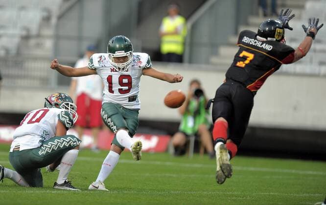 AMERICAN FOOTBALL - IFAF WM 2011, GER vs MEX INNSBRUCK,AUSTRIA,08.JUL.11 - DIVERS, AMERICAN FOOTBALL - IFAF Weltmeisterschaft, Länderspiel, Deutschland vs Mexiko. Bild zeigt Erick Arzate, Jose Carlos Maltos (MEX) und Leonard Greene (GER). Keywords: Kick. 