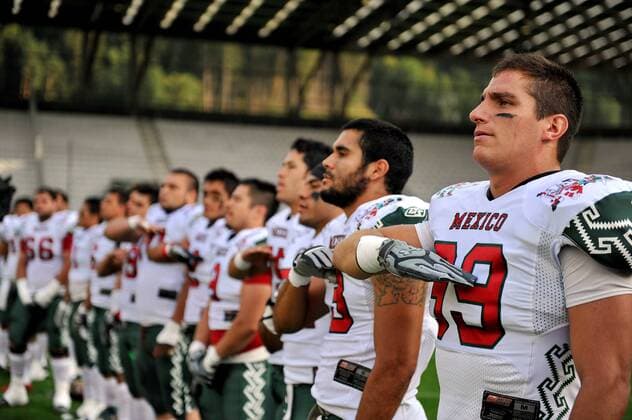 AMERICAN FOOTBALL - IFAF WM 2011, GER vs MEX INNSBRUCK, 08.JUL.11 - DIVERS, AMERICAN FOOTBALL - IFAF Weltmeisterschaft, Laenderspiel, Deutschland vs Mexiko. Bild zeigt die Mannschaft von MEX mit Jose Miguel Luna (MEX).  o0 Hymne Nationalhymne Gestik Patriotismus Nationalstolz