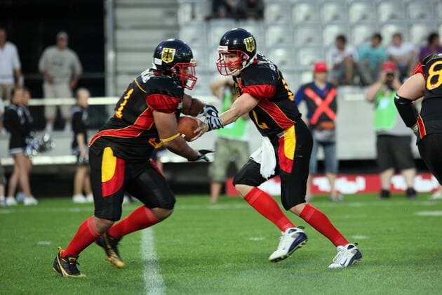 Jo Ullrich (D) gibt den Ball an Jerome Morris (MEX)
