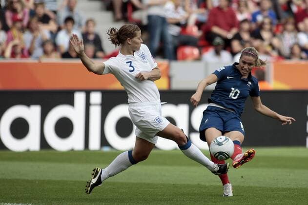 v.l. Rachel Unitt (England), Camille Abily (Frankreich), Aktion Frauenfussball, FIFA Frauen-Fussball Weltmeisterschaft 2011, Spiel 26, Viertelfinale, England - Frankreich, 09.07.2011, WM-Stadion Leverkusen,