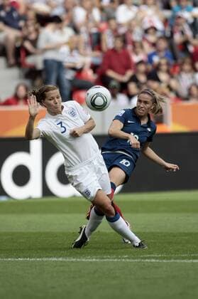 v.l. Rachel Unitt (England), Camille Abily (Frankreich), Aktion Frauenfussball, FIFA Frauen-Fussball Weltmeisterschaft 2011, Spiel 26, Viertelfinale, England - Frankreich, 09.07.2011, WM-Stadion Leverkusen,