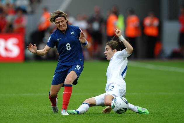 Fußball Frauen-WM, Viertelfinale, England - Frankreich am 09.07.2011 in Leverkusen Sonia Bompastor ( Frankreich ), links - Karen Carney ( England ), rechts