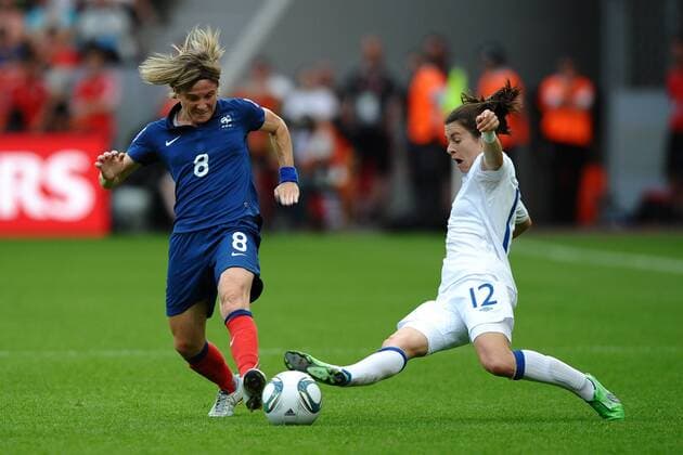 Fußball Frauen-WM, Viertelfinale, England - Frankreich am 09.07.2011 in Leverkusen Sonia Bompastor ( Frankreich ), links - Karen Carney ( England ), rechts