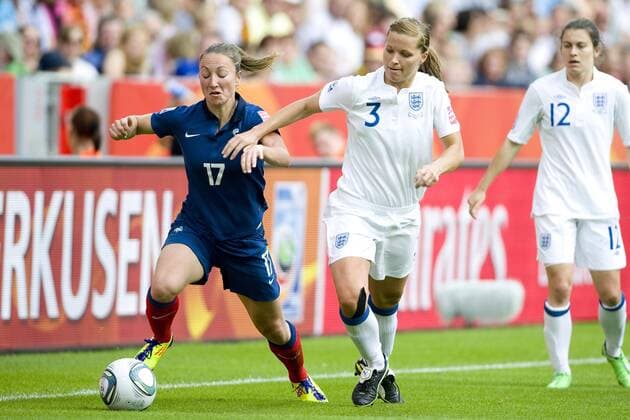 Gaetane THINEY (li., FRA) gegen Rachel UNITT (ENG), Karen CARNEY (re., ENG), Aktion, Kampf, Viertelfinale, Spiel 26, England (ENG) - Frankreich (FRA), am 09.07.2011 in Leverkusen Fussball Frauen Weltmeisterschaft 2011 in Deutschland vom 26.06. - 17.07.2011