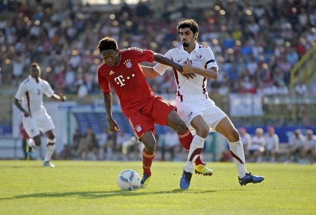 09.07.2011, Fußball 1.Bundesliga, Trainingslager FC Bayern München in Arco (Trentino, Gardasee), Testspiel FC Bayern München - Nationalmannschaft Katar. v.li: David Alaba (Bayern) gegen Ibrahim Alghanim (Katar).