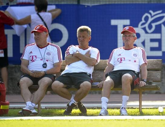 09.07.2011, Fußball 1.Bundesliga, Trainingslager FC Bayern München in Arco (Trentino, Gardasee), Testspiel FC Bayern München - Nationalmannschaft Katar. Trainerbank, v.li: Co-Trainer Hermann Gerland (München), Co-Trainer Peter Herrmann (Bayern), Trainer Jupp Heynckes (Bayern München).