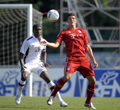 09.07.2011, Fußball 1.Bundesliga, Trainingslager FC Bayern München in Arco (Trentino, Gardasee), Testspiel FC Bayern München - Nationalmannschaft Katar. v.li: B. Rajab (Katar) gegen Mario Gomez (München).
