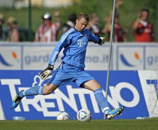 09.07.2011, Fußball 1.Bundesliga, Trainingslager FC Bayern München in Arco (Trentino, Gardasee), Testspiel FC Bayern München - Nationalmannschaft Katar. Torwart Manuel Neuer (Bayern) Abschlag.