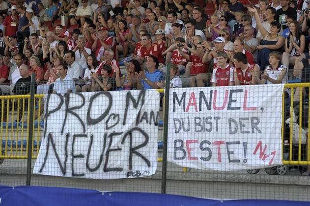 09.07.2011, Fußball 1.Bundesliga, Trainingslager FC Bayern München in Arco (Trentino, Riva del Garda, Gardasee), Testspiel FC Bayern München - Fanplakate Pro Neuer für den Torwart Manuel Neuer (Bayern); Manuel, du bist der Beste o0 Unterstützung Plakat, Fanplakat, Fanplakate, Transparent Objekte Schriftzug