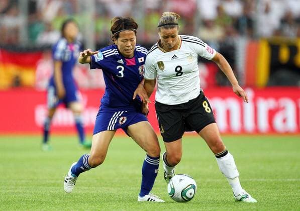 Samstag 09.07.2011, FIFA Frauen-WM, Viertelfinale der Frauen Fussball - Weltmeisterschaft 2011 in Wolfsburg, Deutschland - Japan, Azusa IWASHIMIZU (JPN) gegen Inka GRINGS (GER) DeFodi001