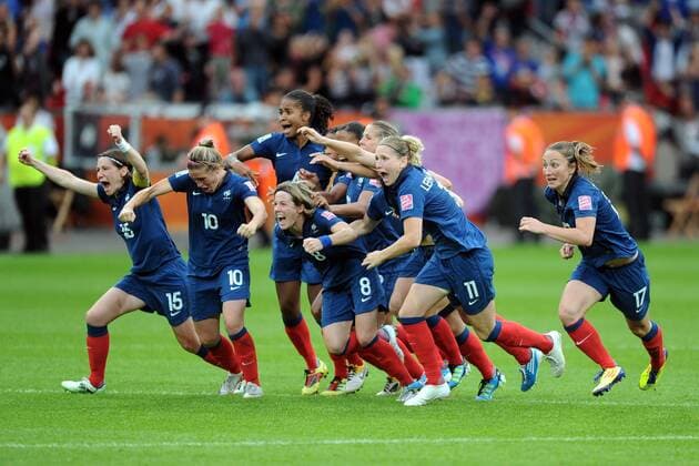 Viertelfinale der Frauen WM 2011 in Leverkusen, England vs. Frankreich --- Frankreich feiert den Halbfinaleinzug: Laure LEPAILLEUR (11) - Sonia BOMPASTOR (8) -  AnthonyBibardFEP o0 Jubel Freude Emotionen Elfmeterschießen