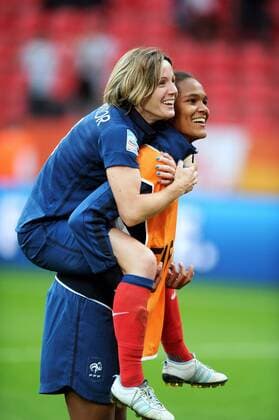 Viertelfinale der Frauen WM 2011 in Leverkusen, England vs. Frankreich --- Frankreich feiert den Halbfinaleinzug: Sonia BOMPASTOR - Wendie RENARD -  AnthonyBibardFEP