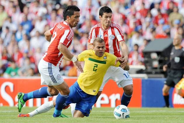 09.07.2011, Cordoba - Copa America 2011 - Brasilien vs Paraguay - Lucas Barrios-Dani Alves-Cristian Riveros 