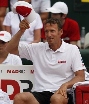 Davis Cup Deutschland gegen Frankreich im Stuttgarter Tennisclub Weissenhof,Stuttgart, ITF HerrenTennis Turnier, Team Chef Patrik Kuehnen(GER) zieht lächelnd den Hut,Kappe,Freude,lustig, Humor,Halbkoerper,Hochformat,