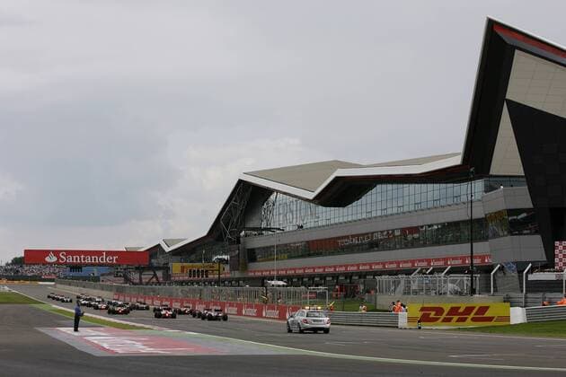 GP Großbritannien 2011 Formel 1 Grand Prix Großbritannien 2011, Fahrerfeld vor dem Start o0 Silverstone Circuit Startaufstellung Sponsor, Werbepartner Werbung, Wirtschaft DHL Tribüne totale