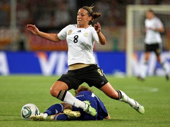 09.07.2011, FIFA-Frauen-Fußball-Weltmeisterschaft 2011 in Deutschland. Viertelfinale , Deutschland - Japan in Wolfsburg. v.l. Mizuho Sakaguchi (Japan) , Inka Grings (Deutschland)