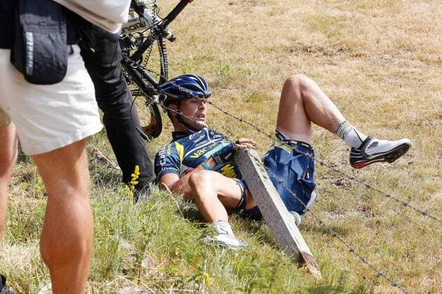 RADSPORT - Tour de France 2011 SAINT-FLOUR,FRANKREICH,10.JUL.11 - DIVERS, RADSPORT - Tour de France 2011, 9. Etappe, Issoire - Saint-Flour. Bild zeigt Johnny Hoogerland (NED Vacansoleil). Keyword: Sturz.  o0 Sturz pessimistisch