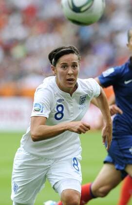 Fussball: FIFA Frauen Fussball Weltmeisterschaft, Deutschland 2011; 1. Viertelfinale: England (weiss) - Frankreich (blau) 3:4 nach Elfmeterschiessen, in der Leverkusener BayArena: Fara Williams (England). Aktion, Einzelbild.