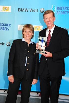 Jutta Kleinschmidt und Walter Röhrl bei der Verleihung Bayerischer Sportpreis 2011 am 10.7.2011 in München Bayerischer Sportpreis 2011 in Muenchen  o0 Gala Rallye Pokal, Trophäe Objekte Ehrung Auszeichnung