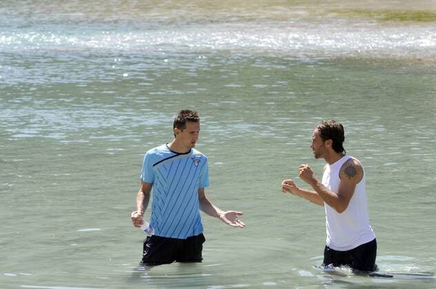 Trainingslager Lazio Rom, Saison 2011 2012 in Auronzo di Cadore; Miroslaw Klose - Stefano Mauri - MarcoxRosi o0 Wasser Kühlung Abkühlung Erfrischung Hitze heiß