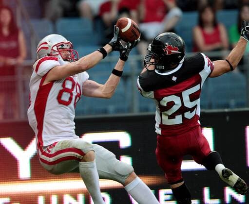 AMERICAN FOOTBALL - IFAF WM 2011, CAN vs AUT GRAZ,AUSTRIA,11.JUL.11 - DIVERS, AMERICAN FOOTBALL - IFAF Weltmeisterschaft, Länderspiel, Kanada vs Österreich. Bild zeigt Andreas Pröller (AUT) und Joel Lipinski (CAN). 