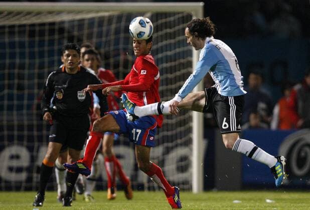 (110712) -- CORDOBA, July 12, 2011 (Xinhua) -- The player of Argentina s national soccer team Gabriel Milito (R) fights for the ball with the player Josue Martinez (L) of Costa Rica during the match between Argentina and Costa Rica for the group stage of Copa America 2011 in Cordoba, Argentina, on July 11, 2011. (Xinhua Guillermo Arias) (py) ARGENTINA-CORDOBA-SOCCER-COPA AMERICA-ARGENTINA VS COSTA RICA 