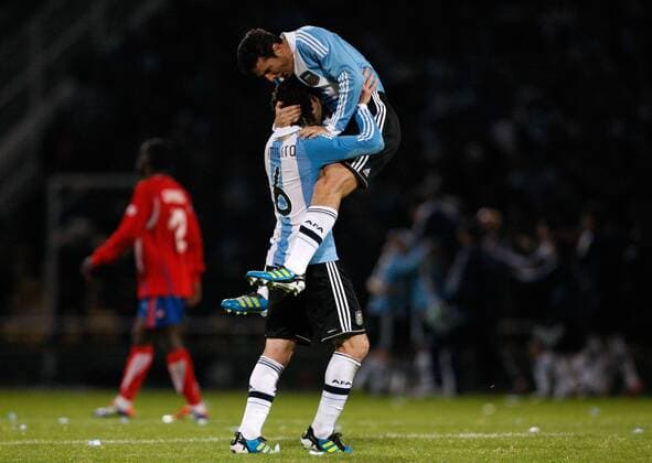 Diego Milito (L) - The players of Argentina s national soccer team celebrates during the match between Argentina and Costa Rica for the group stage of Copa America 2011 in Cordoba, Argentina, on July 11, 2011.  o0 Jubel Freude