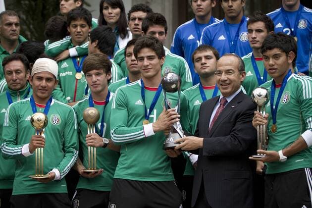 Antonio Briseno (L), captain of Mexico s U17 national soccer team an the president of Mexico Felipe Calderon (2nd R) and the members of Mexico s U17 national soccer team pose for photos with trophies during a meeting in Mexico City, capital of Mexico, on July 11, 2011.  o0 Feier Weltmeisterfeier Ehrung people Politik