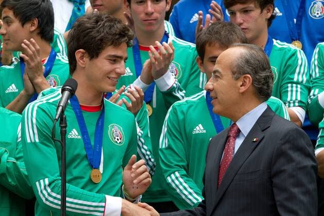 Antonio Briseno (L), captain of Mexico s U17 national soccer team, shakes hands with the president of Mexico Felipe Calderon during a meeting in Mexico City, capital of Mexico, on July 11, 2011.  o0 Feier Weltmeisterfeier Ehrung people Politik