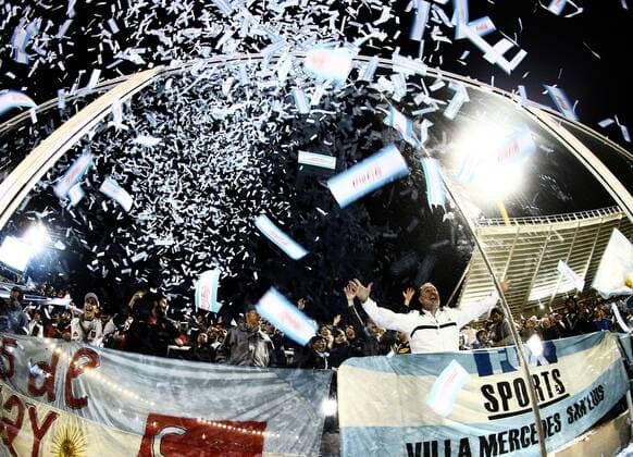 Argentinische Fans im Konfettiregen x(181)xLuizxFernandoxMenezesx xFox  o0 Fan Publikum Froschperspektive, unten fisheye Konfetti Konfettiregen o00 Aufmacher