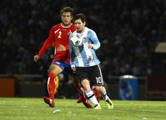 Lionel Messi (R), Francisco Calvo Argentina (blue) vs. Costa Rica (red) 3:0 in Cordoba. x(181)xLuizxFernandoxMenezesx xFox 