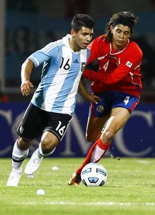 Sergio Kun Agüero (L), Jose Salvatierra Argentina (blue) vs. Costa Rica (red) 3:0 in Cordoba. x(181)xLuizxFernandoxMenezesx xFox 