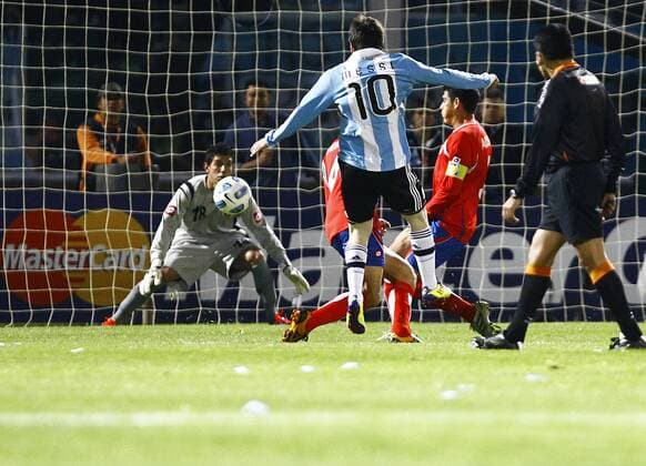 Lionel Messi (10) against Costa Rica s Keeper Leonel Moreira Argentina (blue) vs. Costa Rica (red) 3:0 in Cordoba. x(181)xLuizxFernandoxMenezesx xFox 