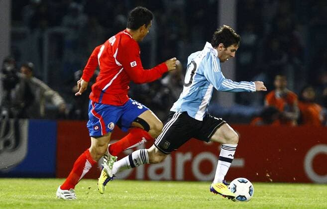 Lionel Messi (r) Argentina (blue) vs. Costa Rica (red) 3:0 in Cordoba. x(181)xLuizxFernandoxMenezesx xFox 