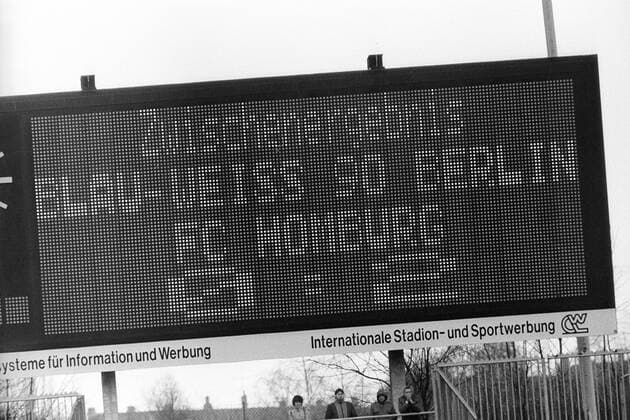 Fußball, Stadiongeschichte Blau-Weiß 90 Berlin Anzeigetafel mit dem Zwischenergebnis von 0:2 vom Spiel der 2. BL aus der Saison 1985 1986 zwischen dem SV Blau Weiß 90 Berlin und dem FC 08 Homburg Anzeigetafel, Anzeige, Tafel, Stadionanzeige Ergebnis, Resultat, Spielstand Objekte Schriftzug BW