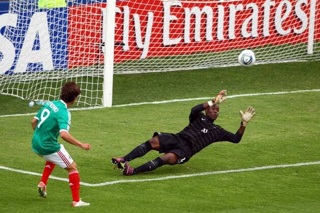 Carlos Fierro (MEX), Lionnel Mpasi Nzau (FRA), JULY 4, 2011 - Football : Carlos Fierro of Mexico scores a goal during the 2011 FIFA U-17 World Cup Quarterfinal match at Estadio Hidalgo in Pachuca.  (ZWDA006883) o0 Tor Werbebande Bande Werbung Wirtschaft, Fly Emirates
