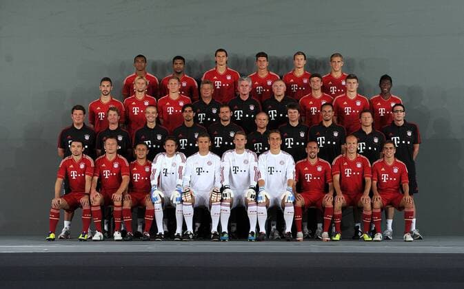 FUSSBALL 1. BUNDESLIGA SAISON 2011 2012 12.07.2011 Fototermin beim FC Bayern München (Obere Reihe v. li.) Luiz Gustavo, Breno, Daniel van Buyten, Mario Gomez, Holger Badstuber, Nils Petersen (3. Reihe v. li.) Diego Contento, Anatoliy Tymoshchuk , Anatoli Timoschtschuk, Bastian Schweinsteiger, Assistenzcoach Peter Hermann, Trainer Jupp Heynckes, Co Trainer Hermann Gerland, Thomas Mueller, Toni Kroos, David Alaba (2. Reihe v. li.) Sportpsychologe Philipp Laux, Rehatrainer Andreas Kornmayer, Fitnesstrainer Thomas Wilhelmi, Fitnesstrainer Marcelo Martins, Torwarttrainer Toni Tapalovic, Alfred Fredi Binder, Gerry Hoffmann, Stephan Weickert, Gianni Bianchi, Michael Niemeyer (v. li., unten) Danijel Pranjic, Ivica Olic, Rafinha, Maximilian Riedmüller, Torwart Hans Jörg Butt , Torwart Manuel Neuer, Rouven Sattelmaier, Franck Ribery, Arjen Robben, Philipp Lahm Foto: Pressefoto 