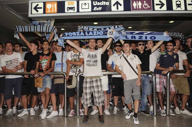 12.07.2011, Rom - Lazio Rom Fans empfangen einen Neuzugang am Flughafen Fiumicino --- FabrizioxCorradetti o0 Objekte Schal Fanschal